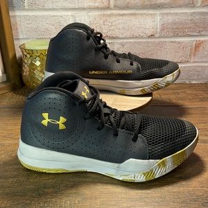 Under armor kids shoes. (Size 6.5)